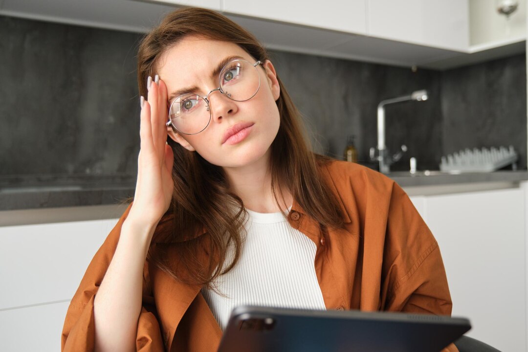 Especialista en oftalmología realizando examen ocular integral para prevención de fatiga visual digital