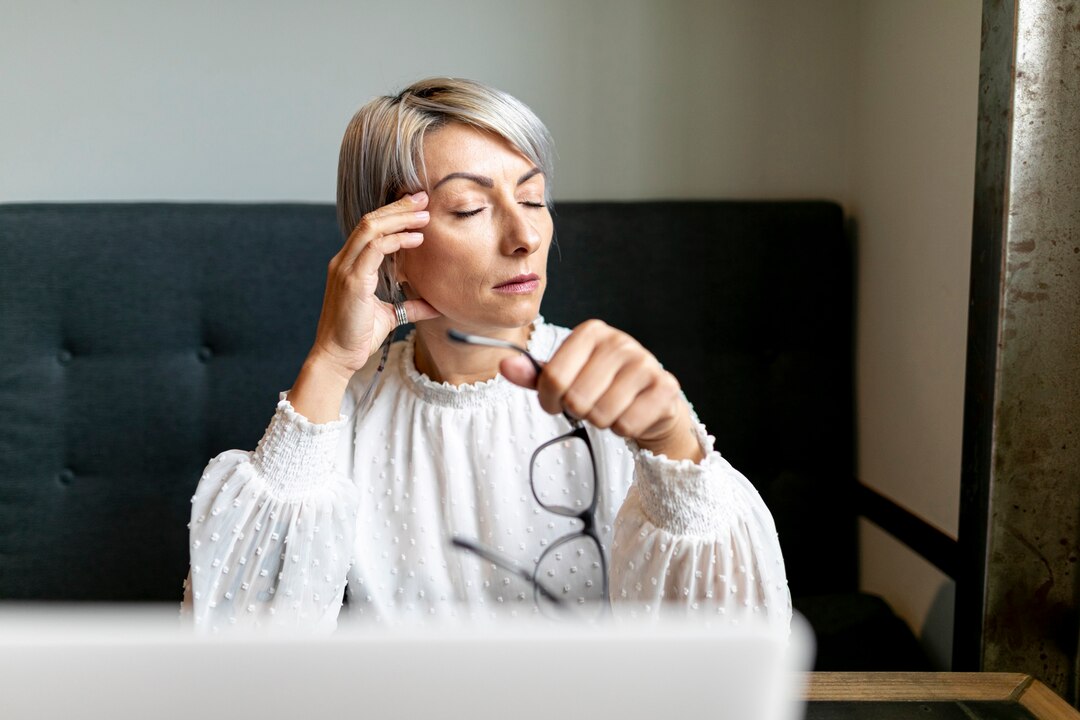 Sala de consulta oftalmológica moderna con ambiente cálido para evaluación de cansancio ocular digital